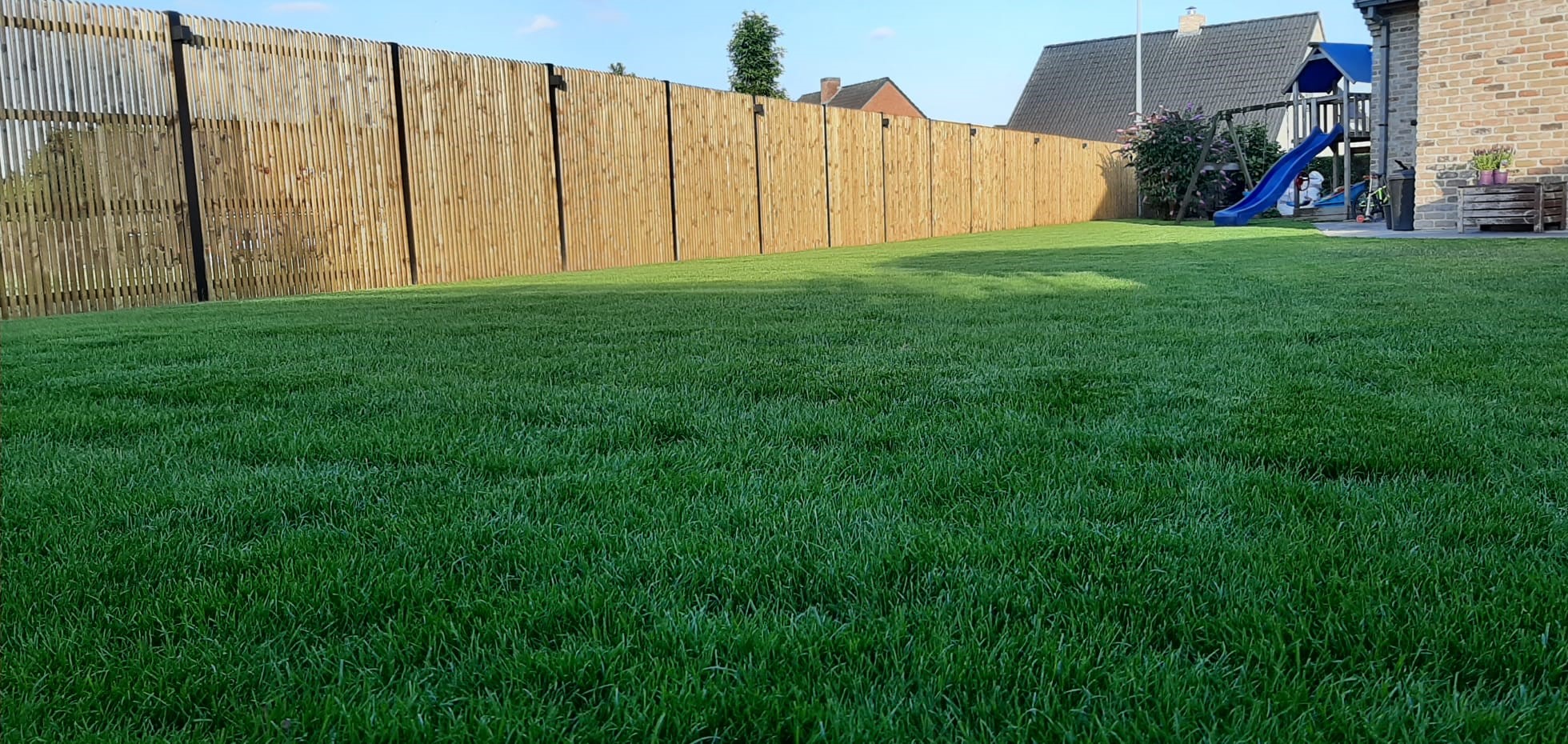 Tuinafsluiting in hout die we geplaatst hebben